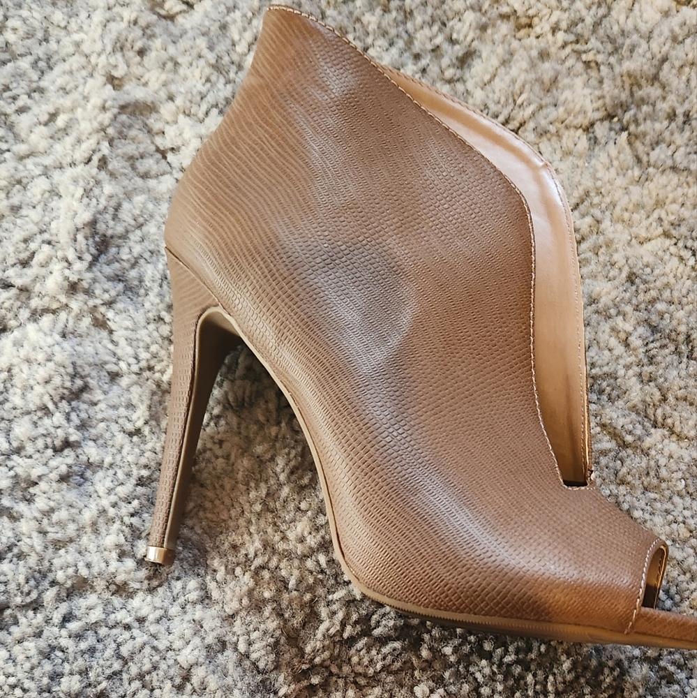 Shoe - Picture 4 of 9